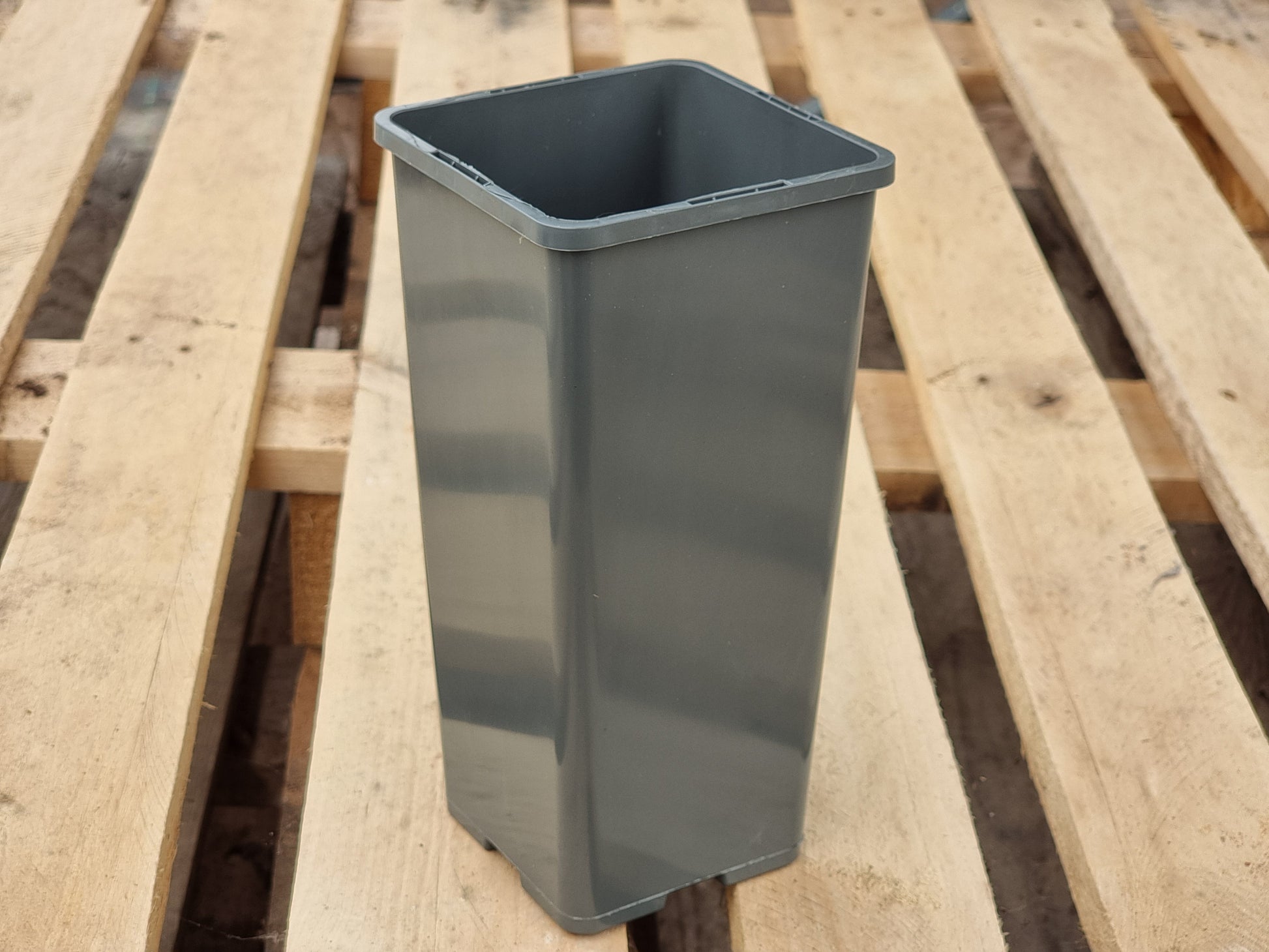 Square tall palm containers 1000x